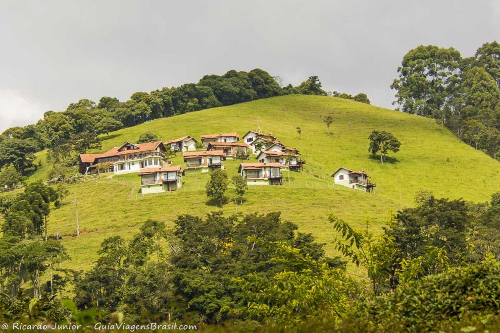Imagem de várias casas no alto no Morro na Vila de Maringá.